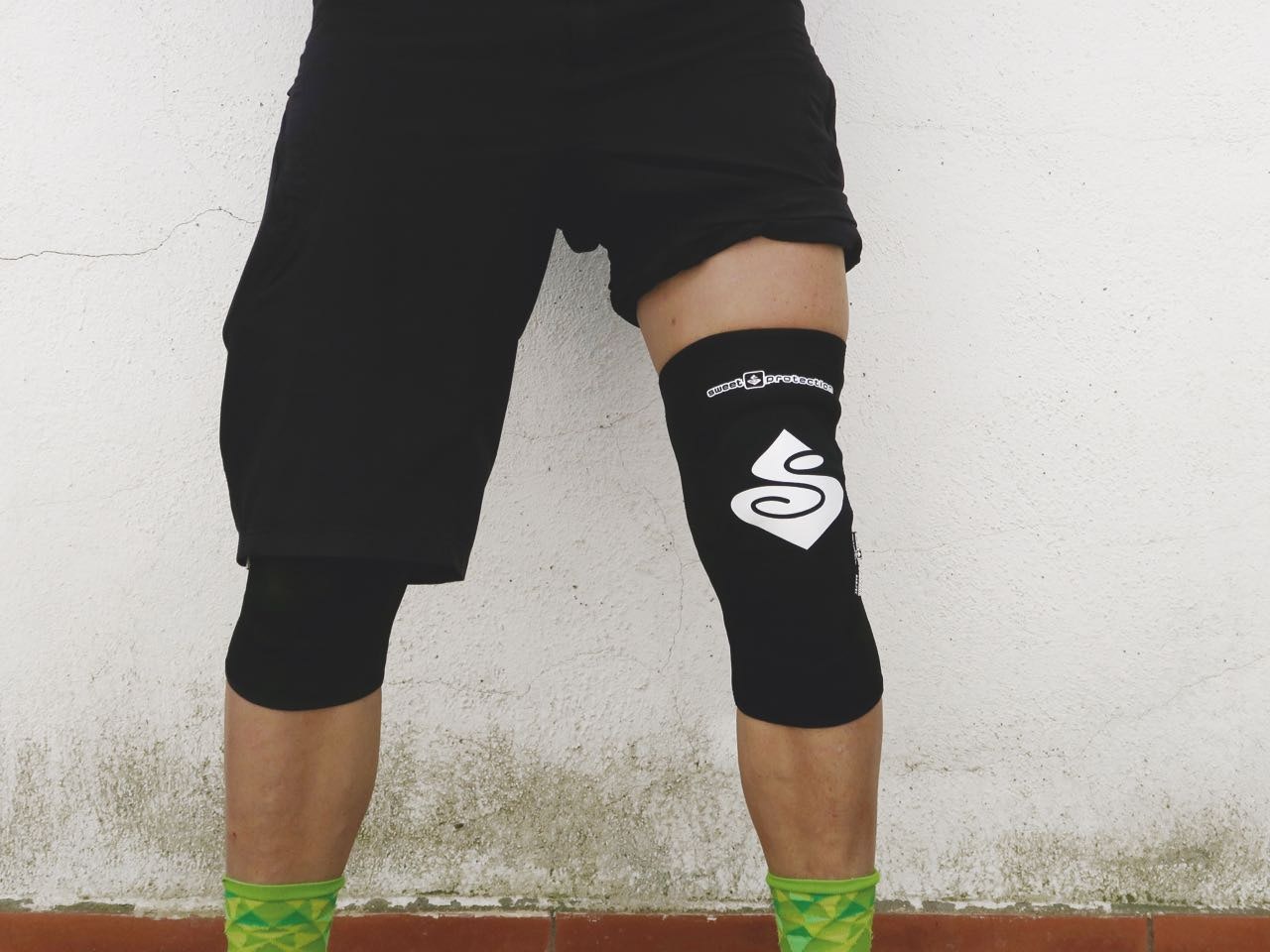 BJØRNEKLEM: Sweet sine tynne Sas-tec-beskyttere gjør lite ut av seg, helt til du tryner. Akkurat slik vi liker det.  test av sweet knebeskyttere sykling