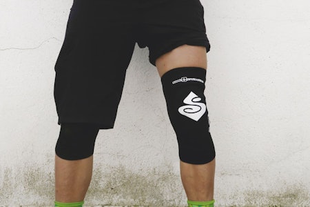 BJØRNEKLEM: Sweet sine tynne Sas-tec-beskyttere gjør lite ut av seg, helt til du tryner. Akkurat slik vi liker det.  test av sweet knebeskyttere sykling