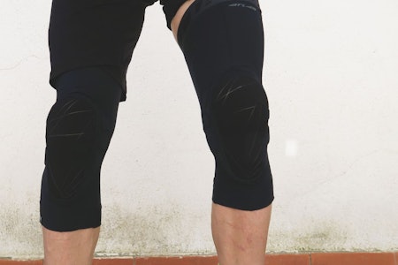 TEST AV KNEBESKYTTERE FRA SPECIALIZED: Atlas-beskytterne er som knevarmere med polstring å regne. De kan redde knærne dine, men ikke i for harde fall.  test specialized atlas knebeskyttere