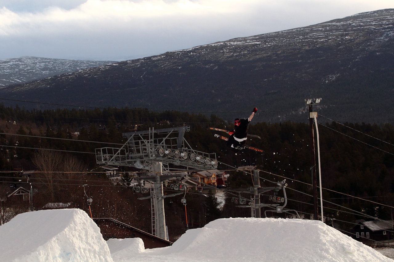 BRA: Vebjørn Engeset gjør en switch 540 på Bjorlis lille, men velbygde hopp. Foto: Tore Meirik BRA: Vebjørn Engeset gjør en switch 540 på Bjorlis lille, men velbygde hopp. Foto: Tore Meirik