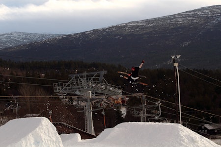 BRA: Vebjørn Engeset gjør en switch 540 på Bjorlis lille, men velbygde hopp. Foto: Tore Meirik BRA: Vebjørn Engeset gjør en switch 540 på Bjorlis lille, men velbygde hopp. Foto: Tore Meirik