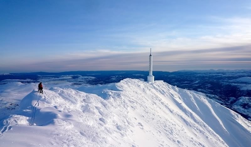 GAUSTATOPPEN: Det er nok litt mer vår og sol her på 17. mai - men dette gir en god pekepinn på den fantastiske utsikten man har i vente. Foto: Lars Thomas Nordby Gaustatoppen-er-godt-i-gang_crop_1120