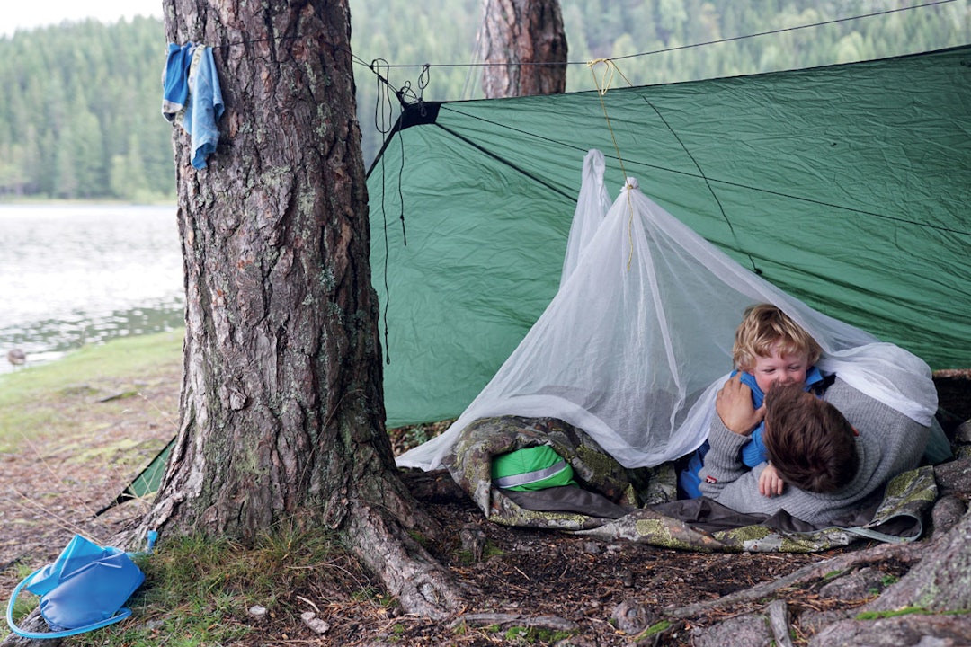 KVALITETSTID: Under en tarp er du nærmere naturen. Foto: Nina Volstad Tarp utemagasinet uteskolen