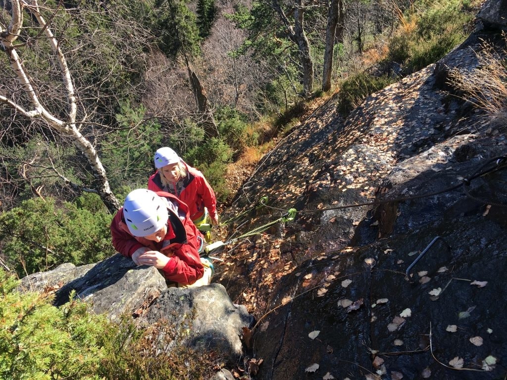 FASTSPENT: Det er en fordel om du ikke er høyderedd eller har svakt hjerte. Foto: Gautefall Event gautefall via ferrata