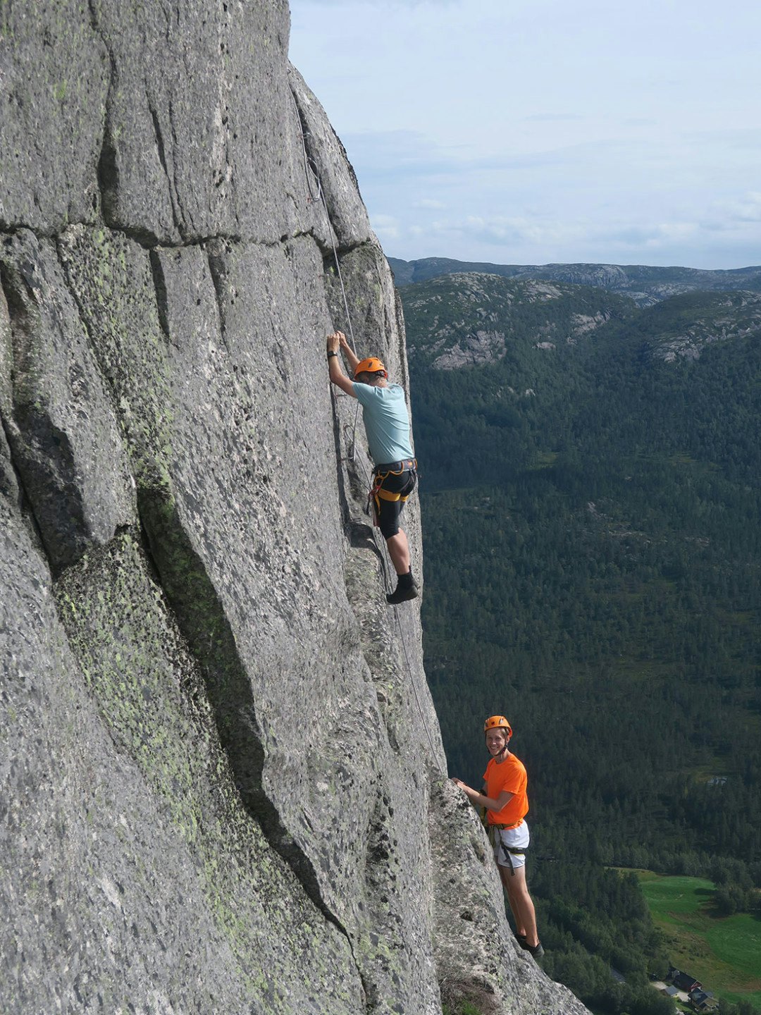 KNABEN: Knaben Gård driver også leirskole. Her får du utfordret høydefølelsen. Foto: knaben.no knaben via ferrata