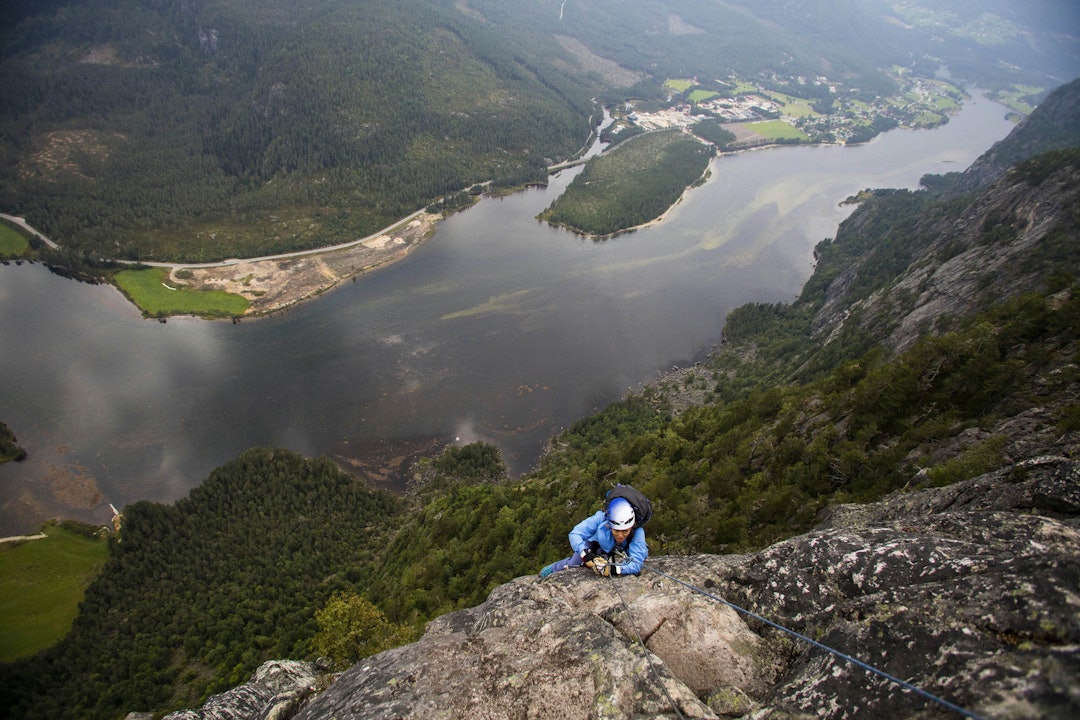 VIA FERRATA STRAUMSFJELLET: Alexandra Joner er snart på toppen. Foto: Matti Bernitz Pedersen via ferrata straumsfjellet