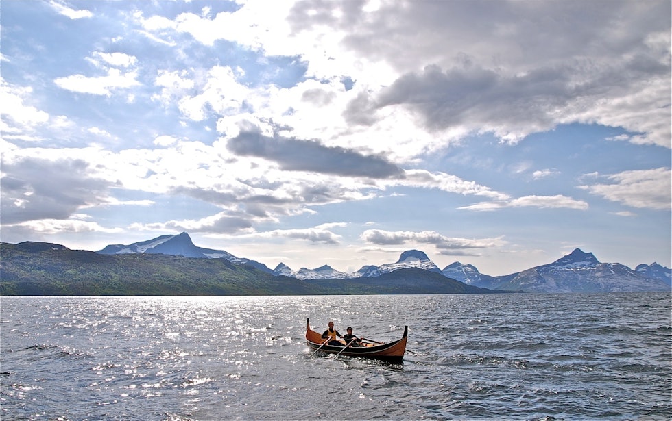 Opplevelse: En nordlandsbåt, krumstevning, har kurs mot veiløse Sjunkhatten nasjonalpark i Salten.