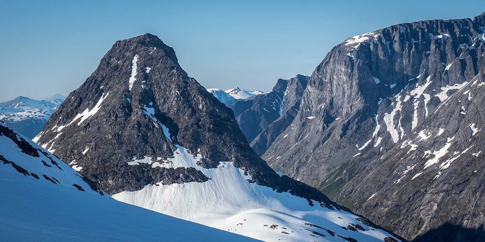 Bispen ser du på veg opp til Alnestind. Foto: Rob Buist bispen, fjell i romsdalen