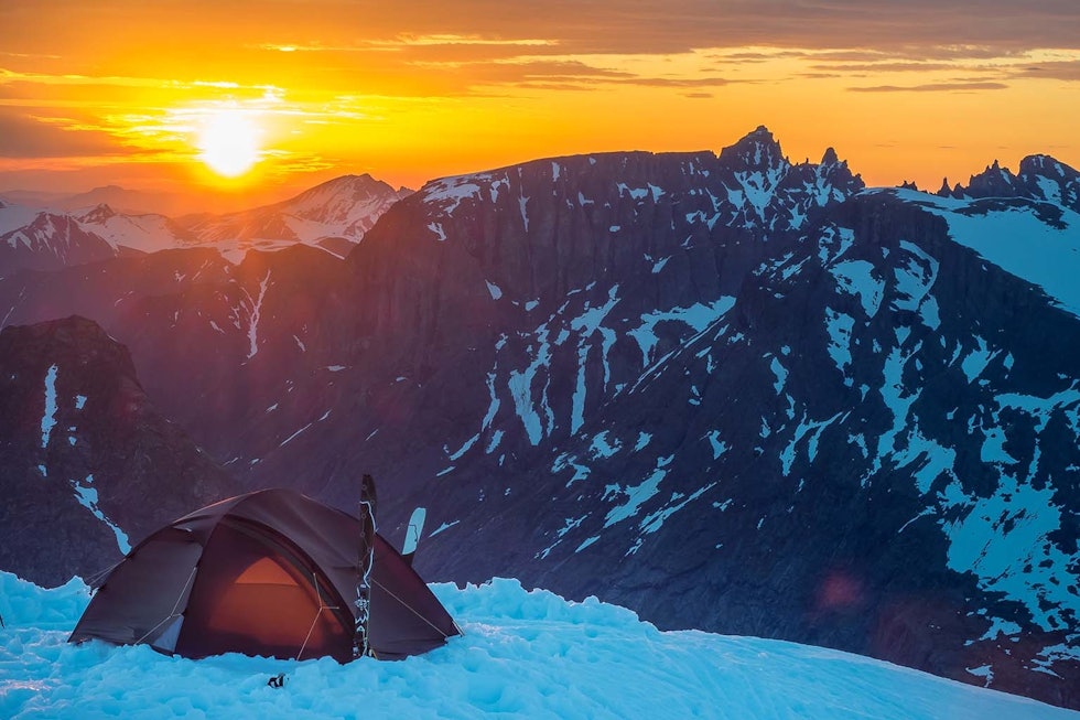 VIRKELIG: Solnedgang over Trolltindene. Foto: Rob Buist alnestinden trolltindene romsdalen