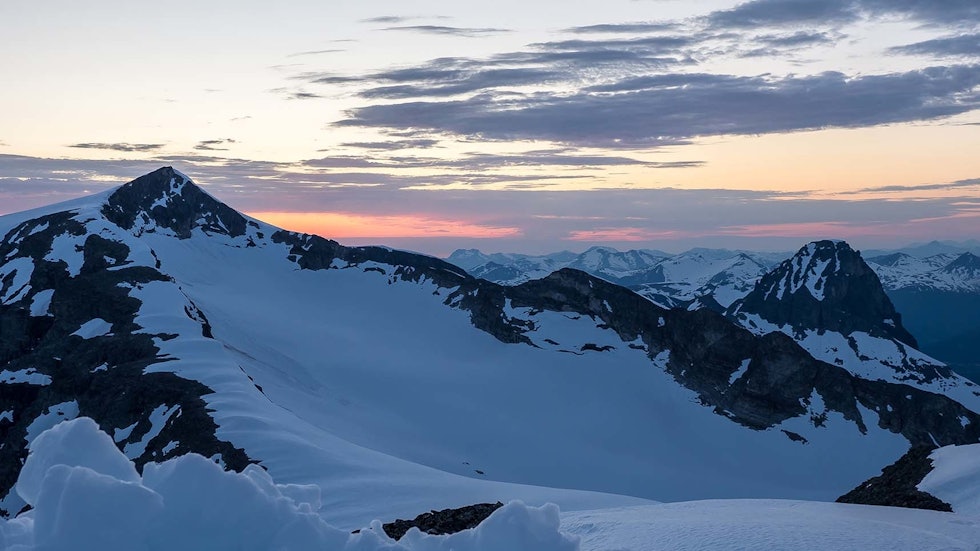 Mot fjellet Finnan (1786 moh.) ved midnatt. Foto: Rob Buist Finnan romsdalen