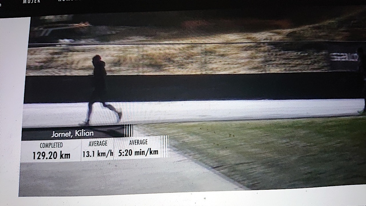 GOD FART: Kilian Jornet startet bra, men måtte etterhvert gi opp verdensrekordforsøket på 24-timersløp. Bilde fra livesendingen. Kilian Jornet Måndalen verdensrekordforsøk 24 timer