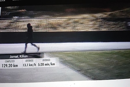 GOD FART: Kilian Jornet startet bra, men måtte etterhvert gi opp verdensrekordforsøket på 24-timersløp. Bilde fra livesendingen. Kilian Jornet Måndalen verdensrekordforsøk 24 timer