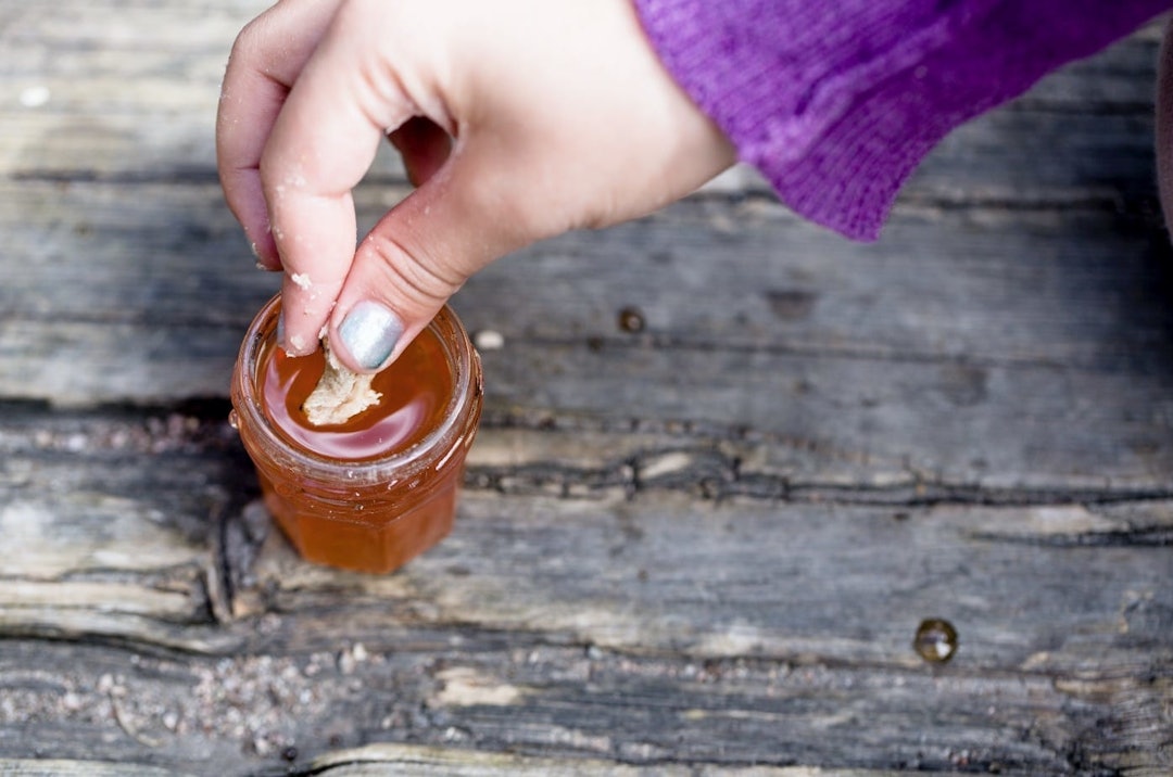 SIRUP AV LØVETANN: Gode søtsaker. Foto: Line Hårklau løvetann-sirup