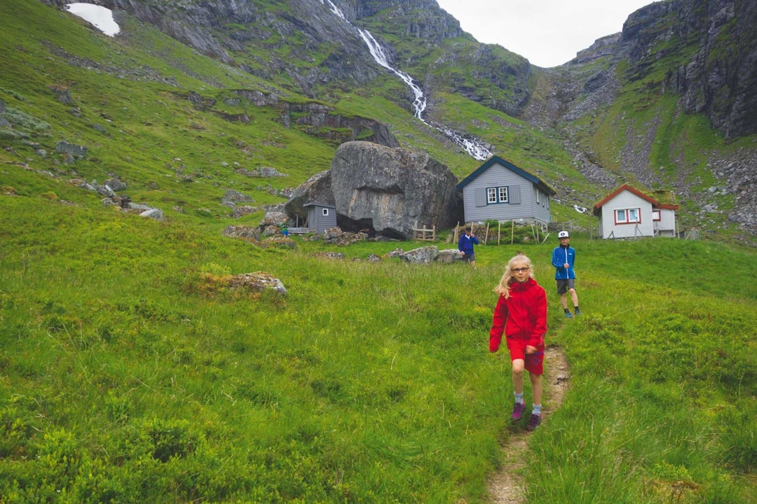 ØVREDALEN: Aurora (11) og Snorre (10) setter opp farten etter at vi har passert Gåsemyrstøyen, der husene ligger i ly av digre steiner.