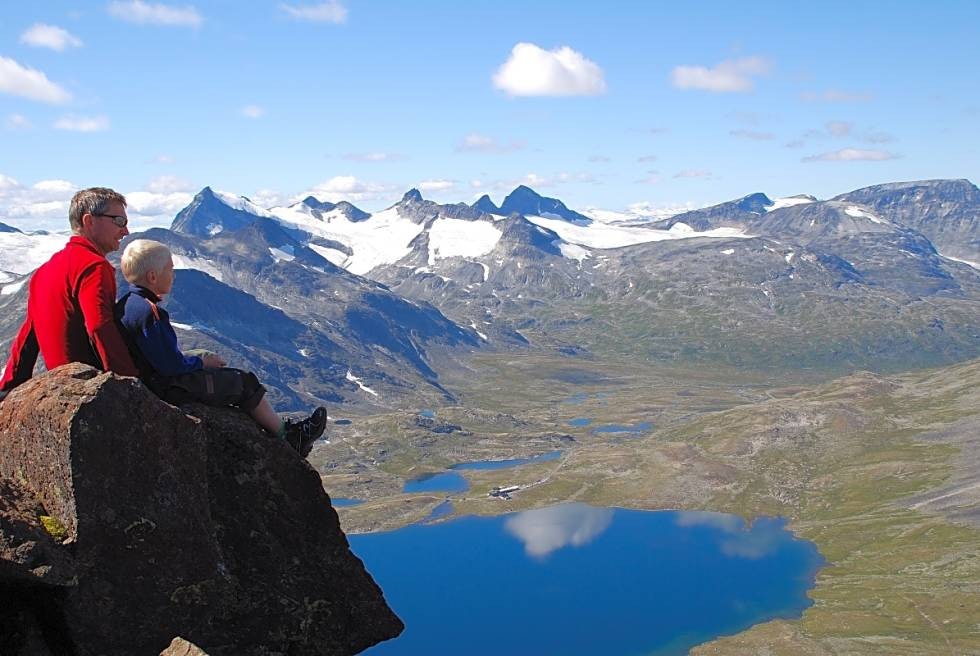 Fra en av steinblokkene på toppen av Kyrkja kan formidabel utsikt over Leirvatnet, Leirvassbu og Smørstabbtindane nytes. Finnes det noe bedre sted i verden akkurat nå? Fra en av steinblokkene på toppen av Kyrkja kan formidabel utsikt over Leirvatnet, Leirvassbu og Smørstabbtindane nytes. Finnes det noe bedre sted i verden akkurat nå?