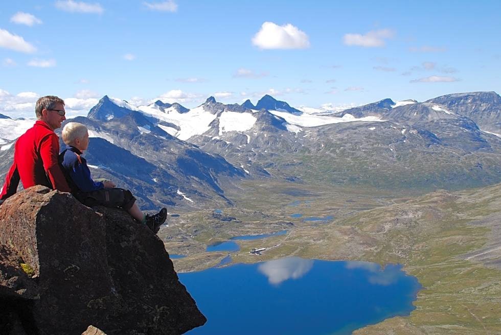 Fra en av steinblokkene på toppen av Kyrkja kan formidabel utsikt over Leirvatnet, Leirvassbu og Smørstabbtindane nytes. Finnes det noe bedre sted i verden akkurat nå?