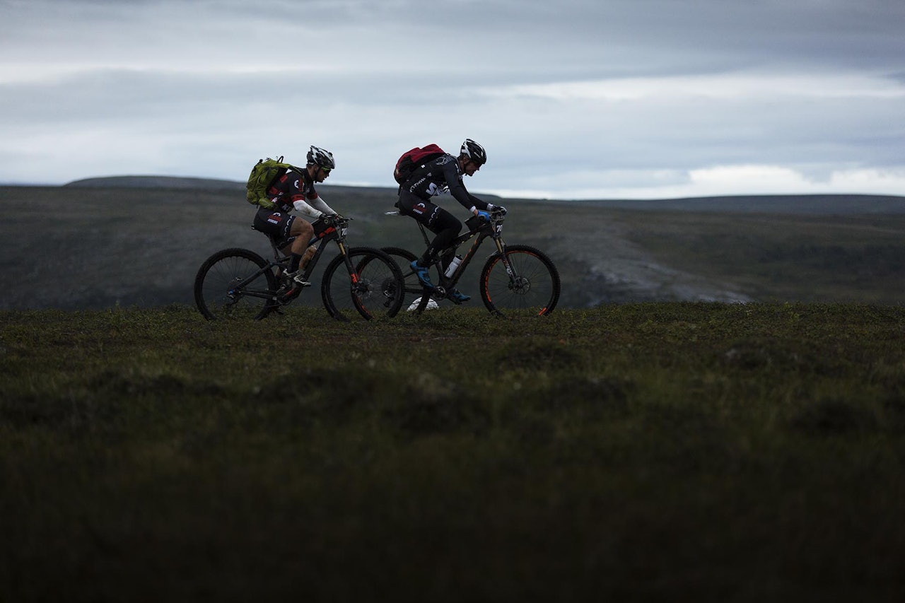 OFFROAD FINNMARK: Hvordan er det egentlig å sykle 700 kilometer i én smell? Vi ble med på innsiden av et av verdens mest krevende terrengsykkelritt.  Foto: Kristoffer H. Kippernes offroad finnmark bilder bildereportasje