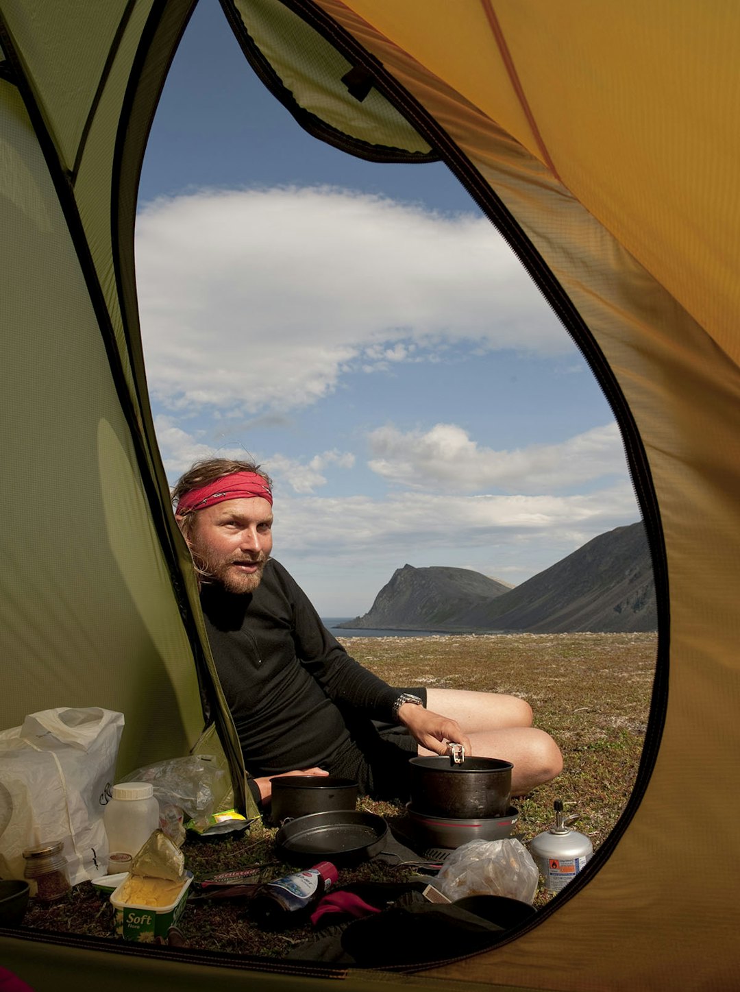 Mann i teltåpning på fjellet