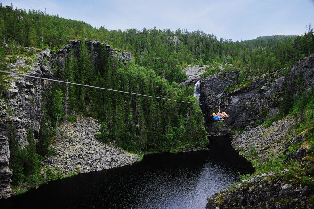 RYPETOPPEN: En zipline skjærer gjennom landskapet. rypetoppen-zipline