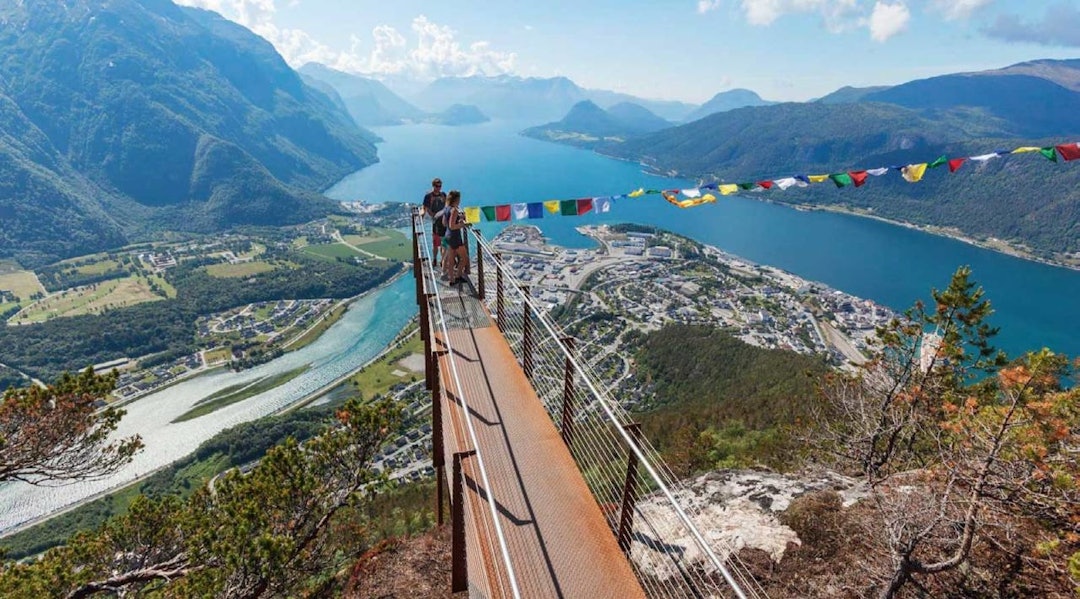 ATTRAKSJON: Rampestreken er en av årsakene til at mange turister trekkes mot Nesaksla, byfjellet i Åndalsnes. Nå er forslaget om zip line til behandling i kommunen. ATTRAKSJON: Rampestreken er en av årsakene til at mange turister trekkes mot Nesaksla, byfjellet i Åndalsnes. Nå er forslaget om zip line til behandling i kommunen.