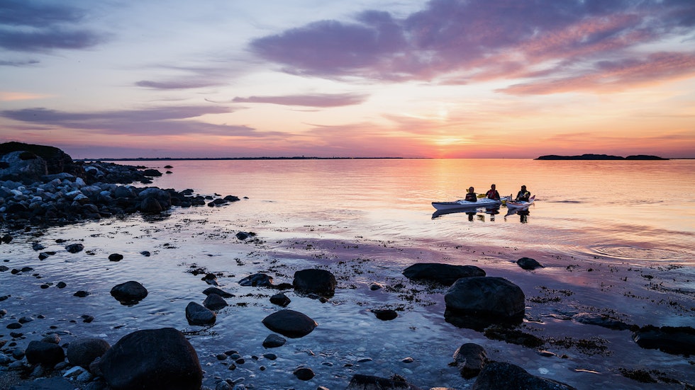 BERGENS PADLEPERLE: Havkajakk er en fin måte å oppleve naturen på en miljøvennlig måte. Her fra innspillingen til UTEs populære nettserie, Norske padleperler. Foto: Magnus Roald