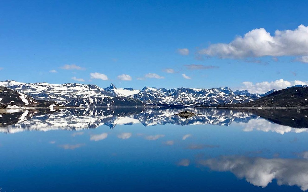 JOTUNHEIMEN: Med Falketind som ruver i bakgrunnen. Foto: Eivind Eidslott Falketind turbeskrivelse