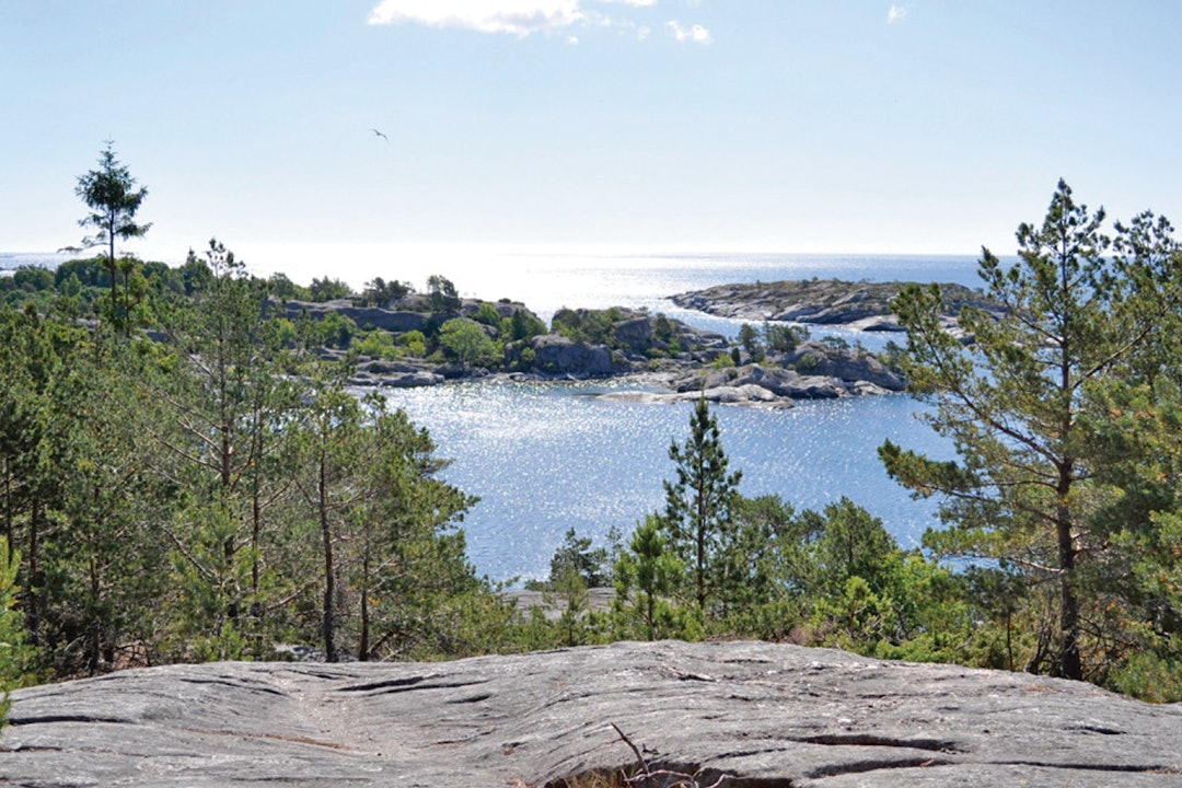 Utsikt ned til vestre Hestholmbukta. Både østre og vestre er flotte områder for leir, bading og ankring av båt. Foto: Torolf Kroglund Skauerøya Sørlandet turguide