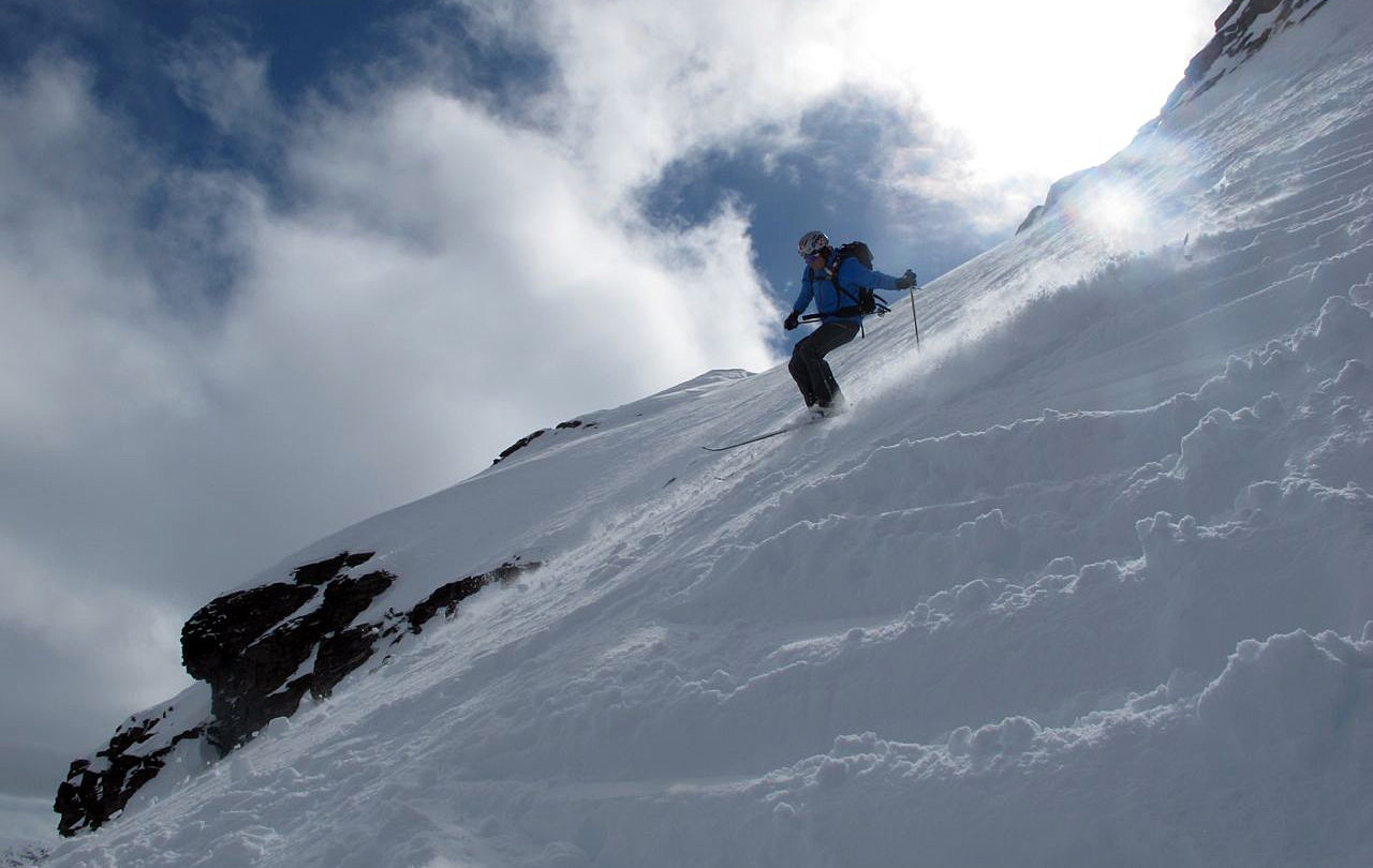 RINGEN SLUTTA: Ola Hovdenak kjørte ned fra Store Venjetind for første gang i 1995. Her er han i aksjon i 2013. Foto: Bård Smestad RINGEN SLUTTA: Ola Hovdenak kjørte ned fra Store Venjetind for første gang i 1995. Her er han i aksjon i 2013. Foto: Bård Smestad