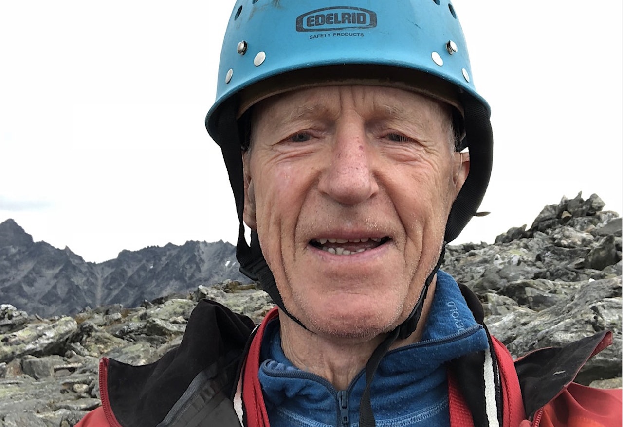Ralph Høibakk på Romsdalshorn, opp Nordveggen – uten tau. Foto: Selvportrett