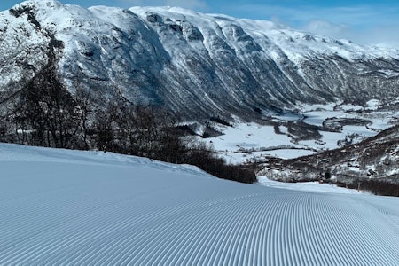 TA 17.MAI-FROKOSTEN HER? Fjellheisen i Solheisen i Hemsedal går 15-17.mai. Dette bildet er fra 1.mai-helga, og det er fortsatt bra med snø. Bilde: Solheisen. solheisen hemsedal april 2021