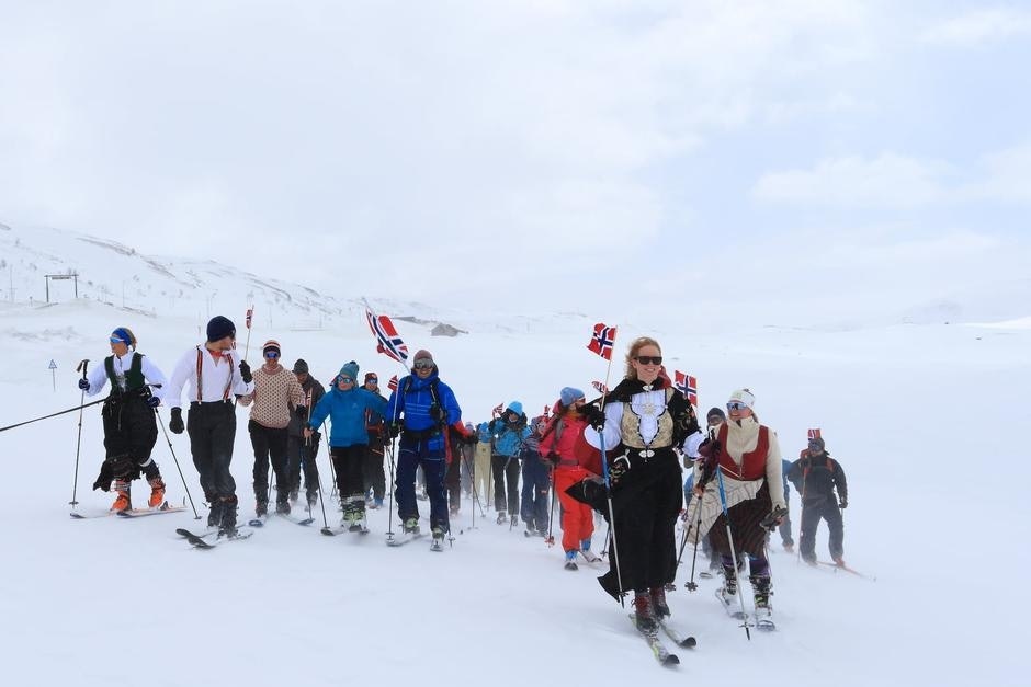 SKI-TOG: Fra en helt normal 17. mai-feiring på Haukeliseter. Foto: Håkon Aarthun 17 mai tog på haukeliseter