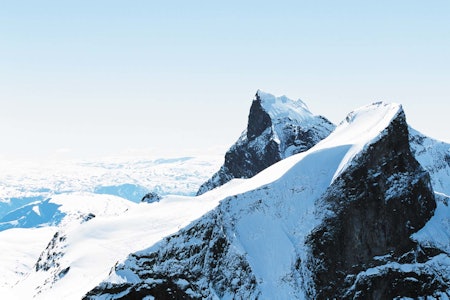 SUPERKLASSIKEREN: Når vær og føre tillater det (her er det breterreng), er det ingenting som slår Store Ringstind. Enkelte High Camp-dager har hatt 200 personer på toppen. Bilde: Simen Berg Store Ringstind