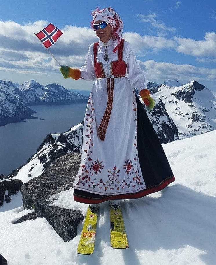 DEN STORE DAGEN: Fra feiring av grunnlovsdagen på Kvaløya med ski og bunad. Foto: @harmonika70 17. mai ski og flagg