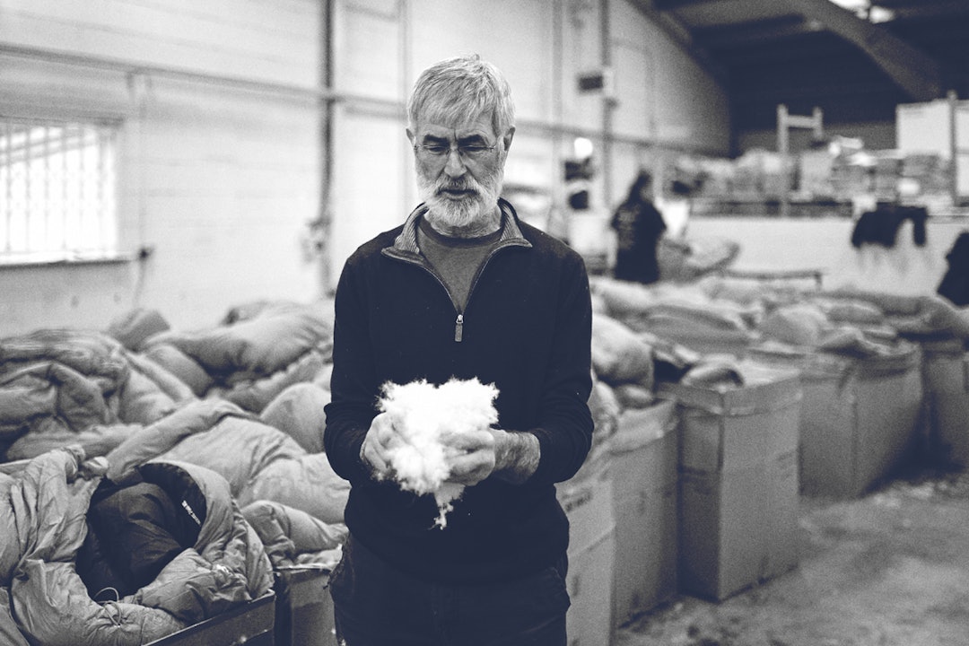 Grunnlegger Rab Carrington inspiserer dun på Rab-fabrikken. Foto; Rab carrington-dun