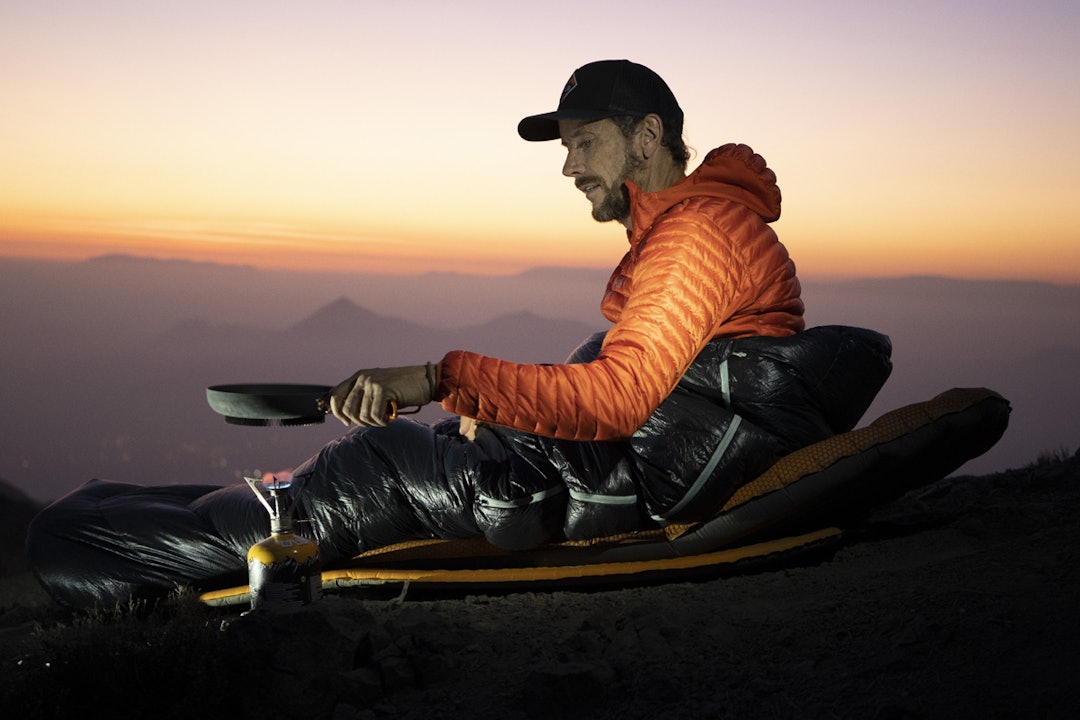Om det er under åpen himmel på en fjellhylle eller i skogen, er soveposen en pålitelig partner. Foto: Matt Maynard. Rab foto sovepose