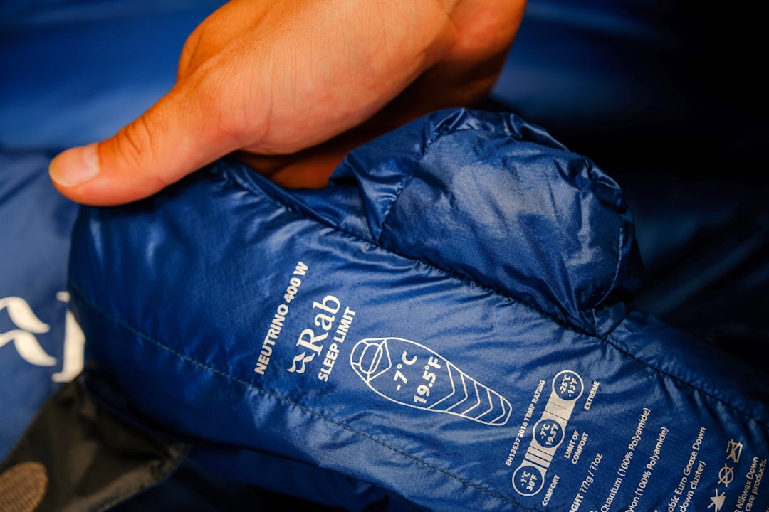 Tenk på hvor du skal reise fremfor hvilken årstid det er, så er det lettere å velge. Foto: Adrian Martinsen Rab detalj temperatur sovepose