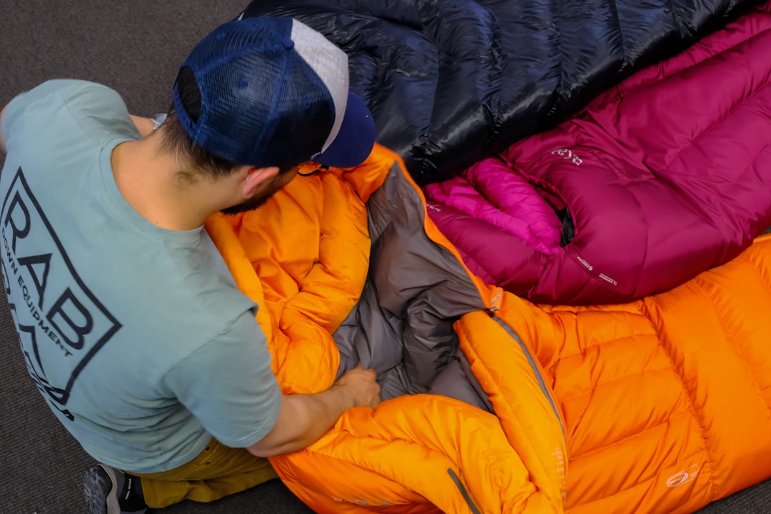 Det finnes et bredt utvalg av soveposer hos Rab. Foto: Adrian Martinsen Rab soveposer sleeping bags