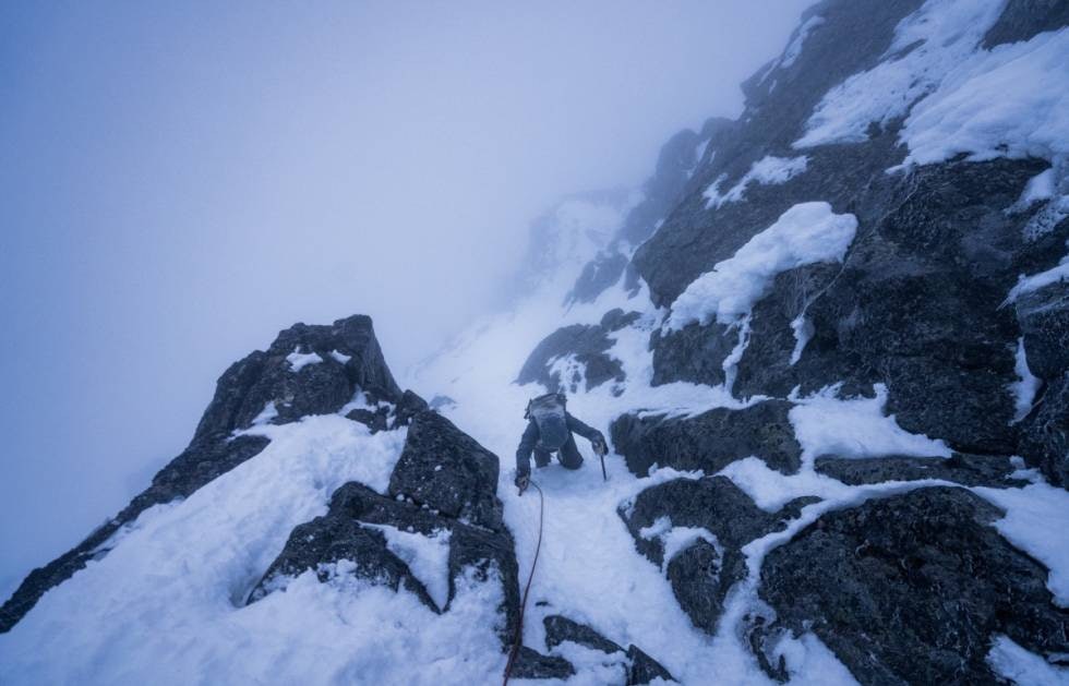 MOT VARMEN: Adam klyv seg tilbake mot vesttoppen av Styggedalstindane og håpet av ein varm soloppgang. MOT VARMEN: Adam klyv seg tilbake mot vesttoppen av Styggedalstindane og håpet av ein varm soloppgang.