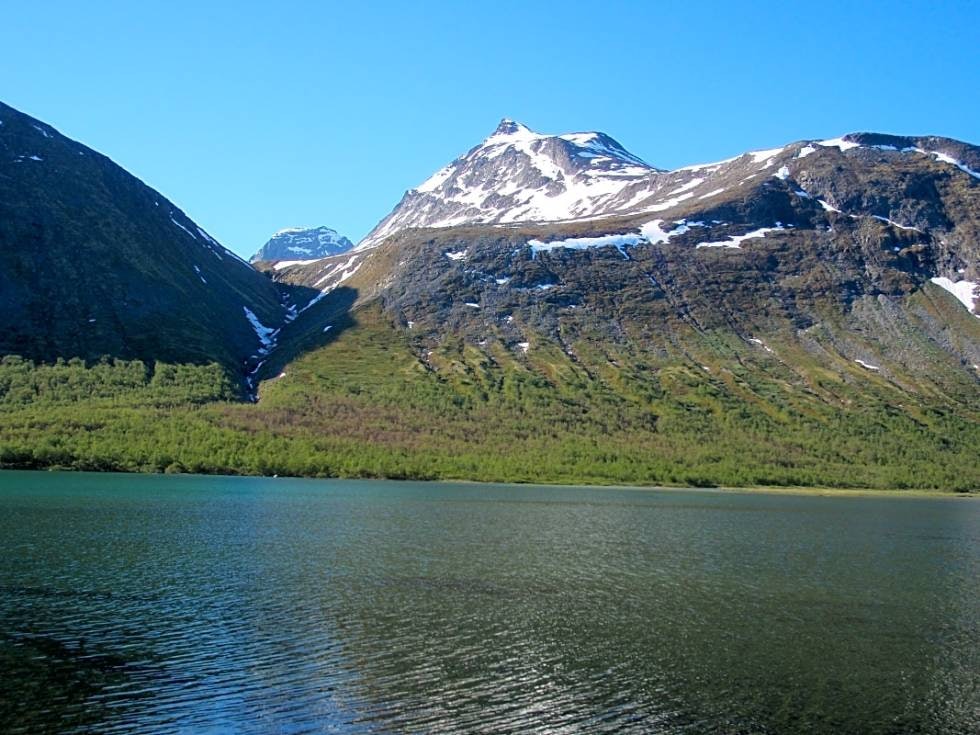 Nordre Svartdalspiggen (2137 moh.) ligger vakkert til over Gjende. Foto: Sondre Kvambekk. Nordre Svartdalspiggen Gjende Jotunheimen