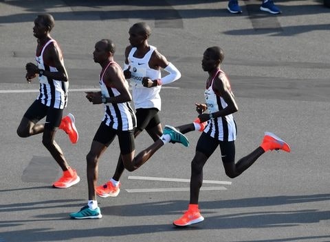 OFFISIELL VERDENSREKORD: Eliud Kipchoges 2.01.39 fra Berlin marathon i 2018 er fortsatt gjeldende verdensrekord på maraton. Den ble satt i Nike Vaporfly 4%. Her Kipchoge i midten med hjelpeløpere/konkurrenter rundt seg. Eliud Kipchoge verdensrekord Berlin