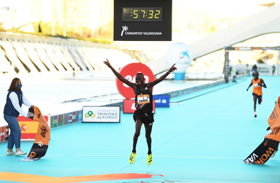 ADIDAS-REKORD: Kibiwott Kandie satte i Valencia i desember ny verdensrekord på halvmaraton i Adidas' nye Adizero Adios Pro. Foto Adidas Halvmaraton-rekord