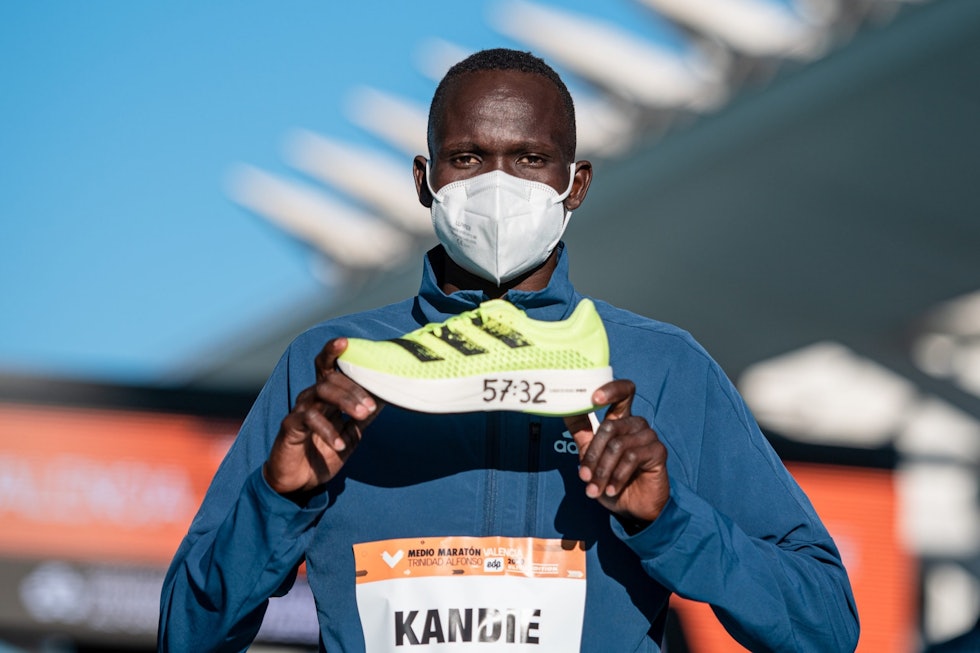 REKORDSKO: Adidas Adizero Adios Pro har tjukk mellomsåle med spenstige karbonrør inni. Gode nok til at Kibiwott Kandie knuste den forrige verdensrekorden på halvmaraton med et halvt minutt. Adidas rekordsko