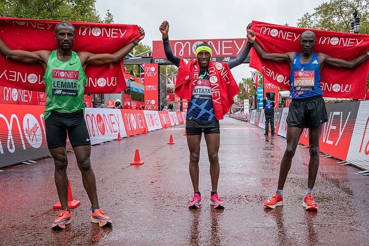 NIKE-ADIDAS-NIKE: Shura Kitata (Nike) vant London Marathon i 2021 et spurtoppgjør med Vincent Kipchumba (Adidas). Sisay Lemma (Nike) tok tredjeplassen. London Marathon 2020