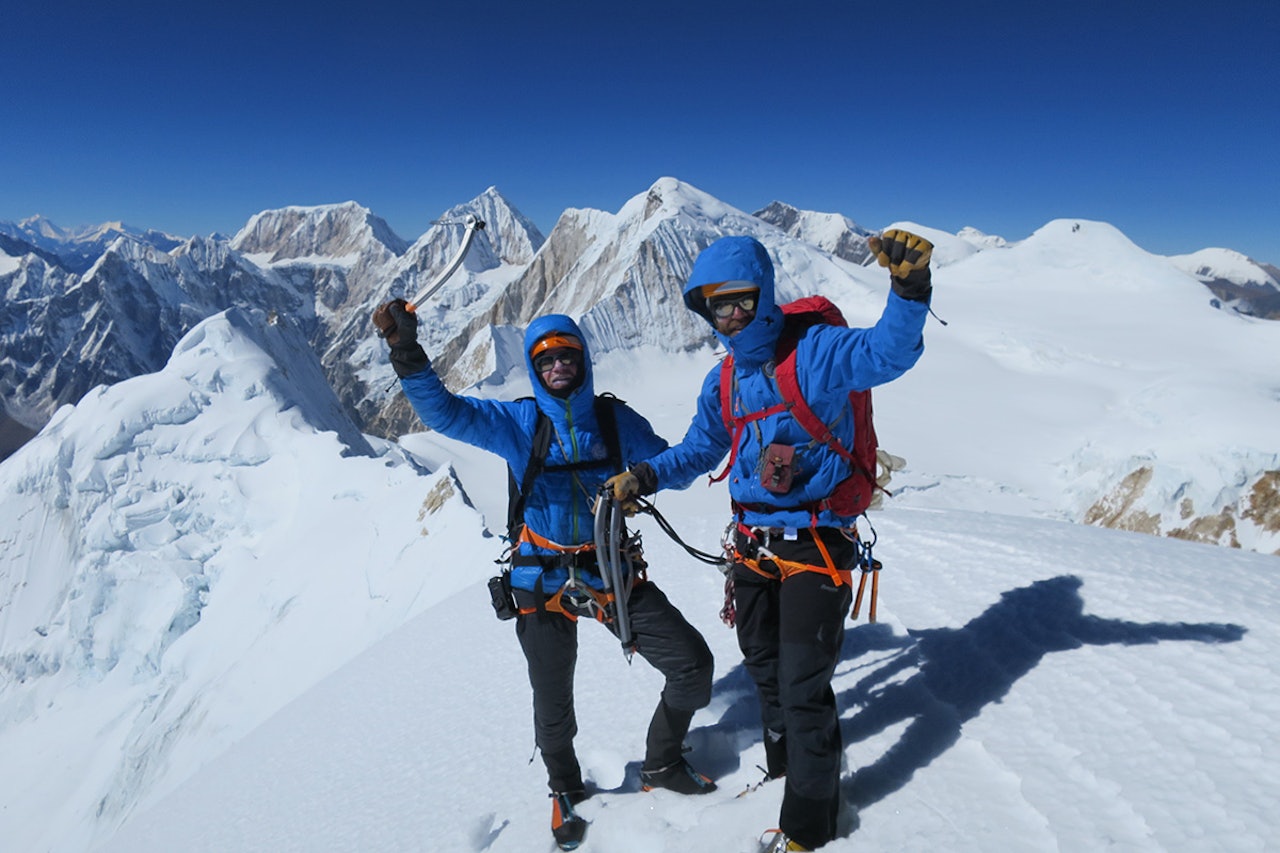 PÅ TOPPEN: Robert Caspersen og Sigurd Felde på toppen av Pawar Himal, Main summit. Foto: Jørgen Aamot
