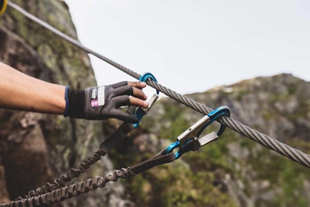 DIGIFERRATA: Et forsknings- og innovasjonsprosjekt på via ferrata skal muliggjøre en sømløs bevegelse uten manuell flytting av sikringspunkter, samt gi den beste brukeropplevelsen. Arkivfoto: Line Hårklau  DIGIFERRATA: Et forsknings- og innovasjonsprosjekt på via ferrata skal muliggjøre en sømløs bevegelse uten manuell flytting av sikringspunkter, samt gi den beste brukeropplevelsen. Arkivfoto: Line Hårklau