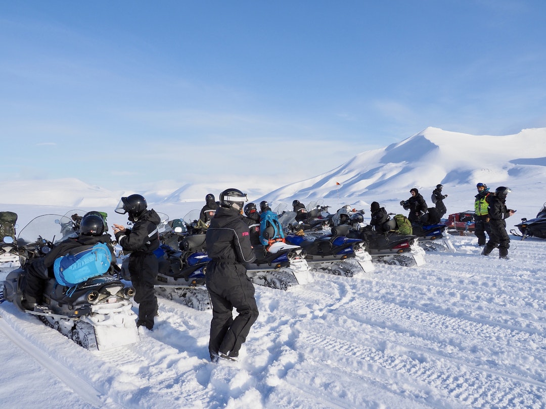 Guida turer på snøscooter har blitt en stor business på Svalbard. Foto: Lisa Kvålshaugen Bjærum P1011038