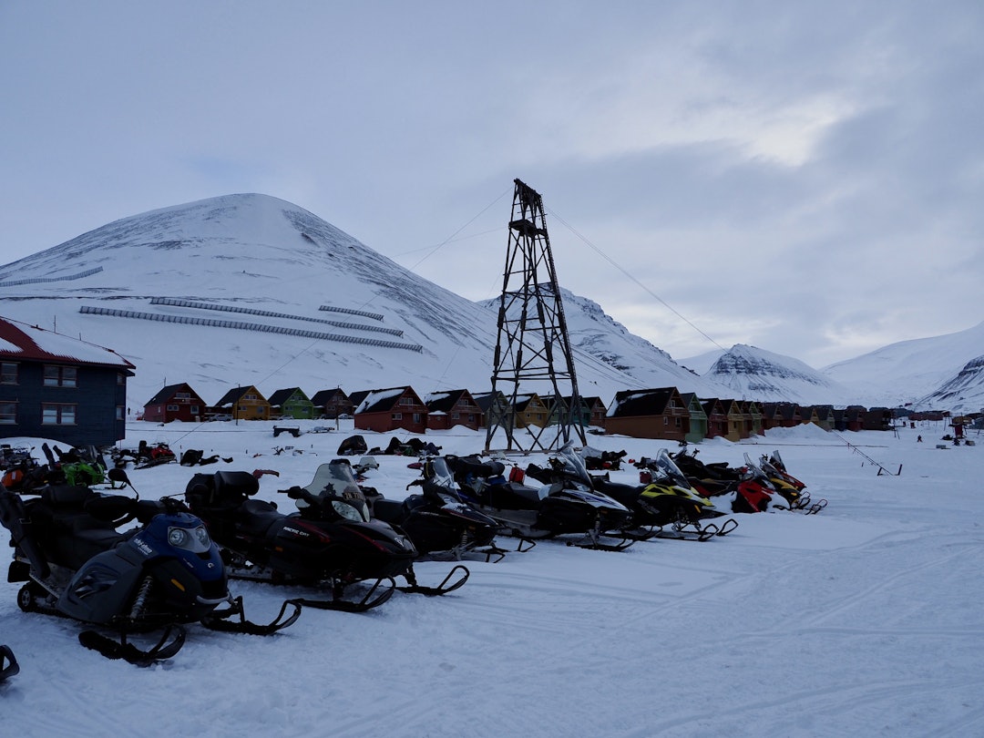 Longyearbyen bærer preg av gammel gruvehistorie og en ny måte å ferdes rundt med; nemlig snøscooter. Foto: Lisa Kvålshaugen Bjærum P1010745