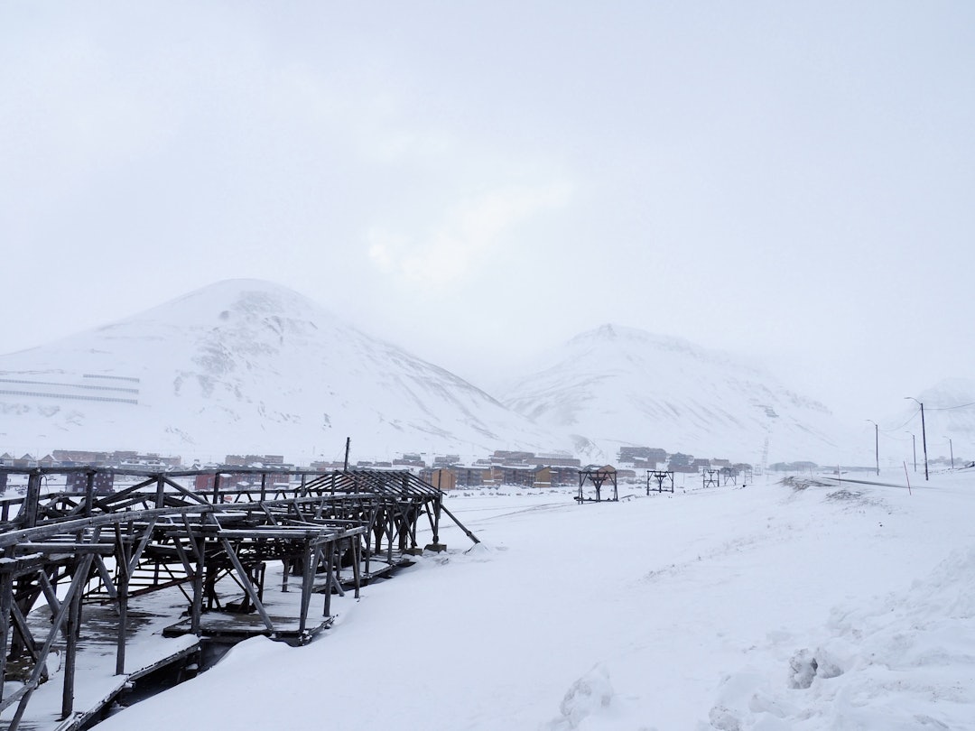 Longyearbyen er preget av over 100 år med gruvedrift, og det er tydelig i bybildet hva som var hovedgeskjeften før i tida. Foto: Lisa Kvålshaugen Bjærum P1011107