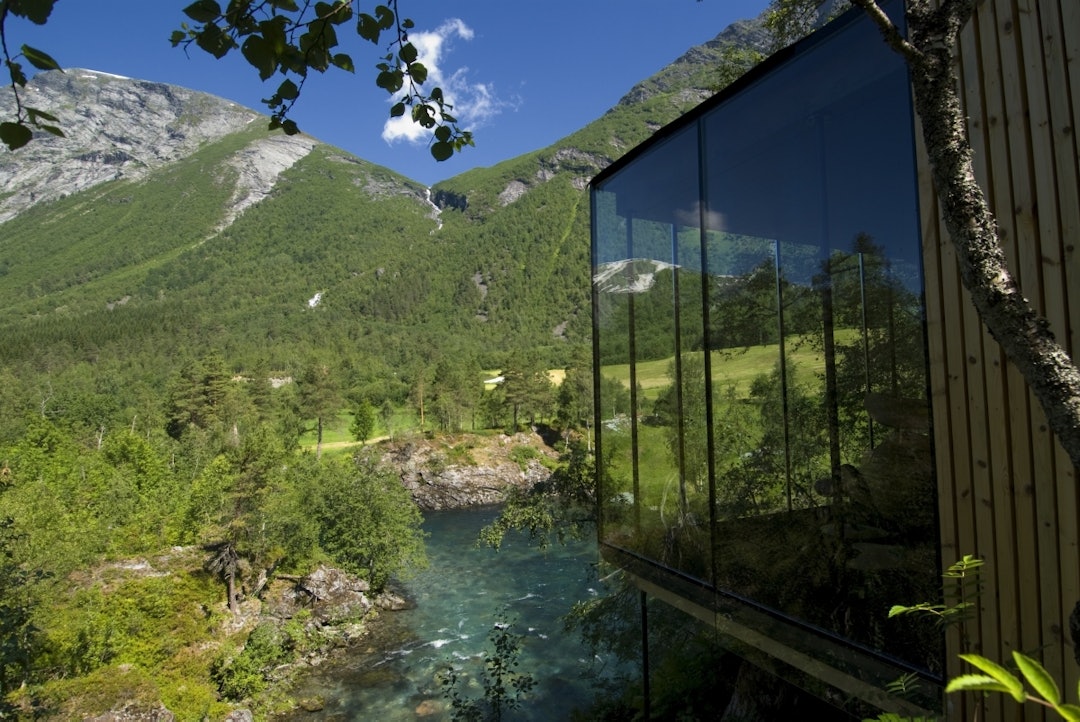 LANDSKAPSHOTELL: På tunet til Burtigarden på Alstad i Valldal ligger Europas første landskapshotell. Foto: Per Eide LANDSKAPSHOTELL: På tunet til Burtigarden på Alstad i Valldal ligger Europas første landskapshotell. Foto: Per Eide