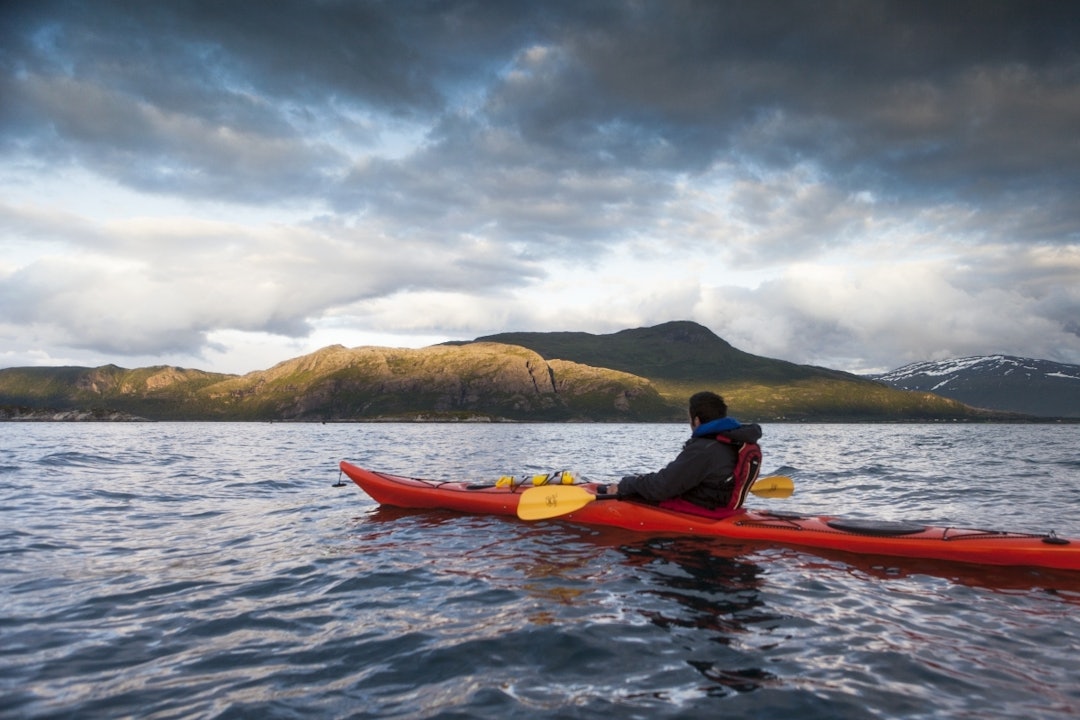 TUSEN ØYERS LAND: Å padle under midnattssolen på Helgelandskysten er en særegen opplevelse. Gli frem blant flotte viker, fantastisk lys og farger og majestetiske fjell. Foto: Thomas Søyland